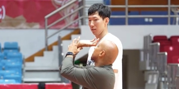 开云官网-备战浙江！赵睿投篮精准，周琦改罚球手势，许利民重提防守问题！|浙江队|浙江男篮|比赛|北京男篮_新浪体育_新浪新闻