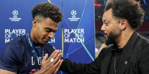 谦逊有实力！马塞洛为杜埃颁发决赛MVP奖杯，后者向前辈弯腰致意